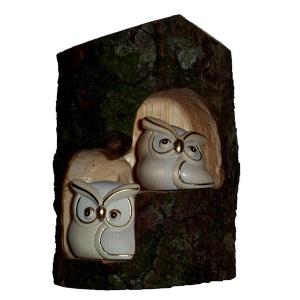 Gufi in legno nel tronco